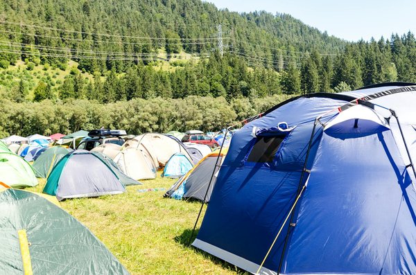 Quels sont les avantages de l'utilisation des panneaux solaires en camping?